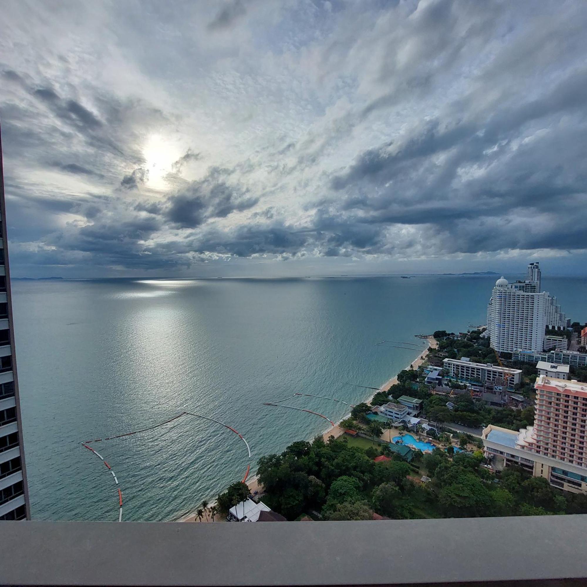 Sea View Apartment In Pattaya Eksteriør billede
