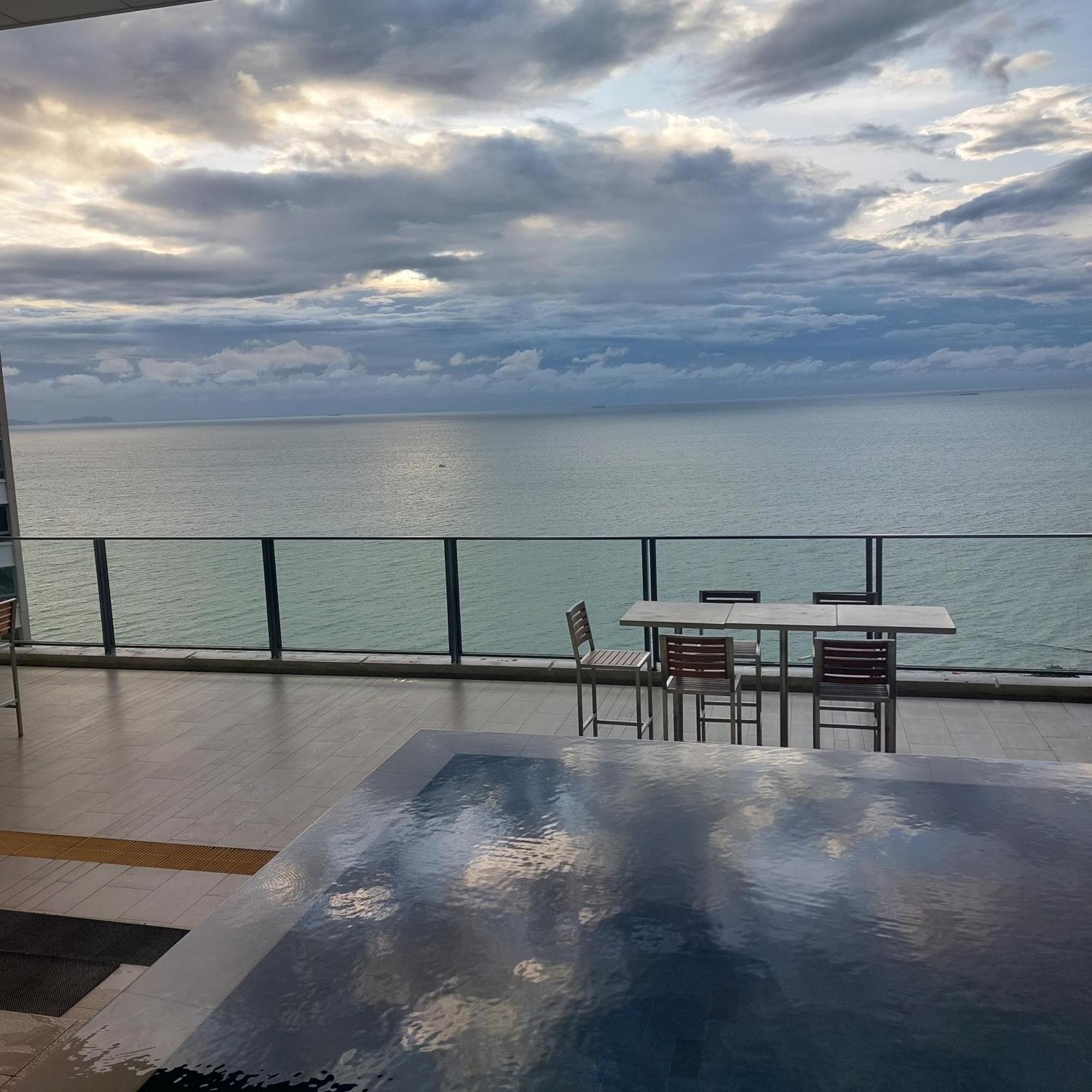Sea View Apartment In Pattaya Eksteriør billede