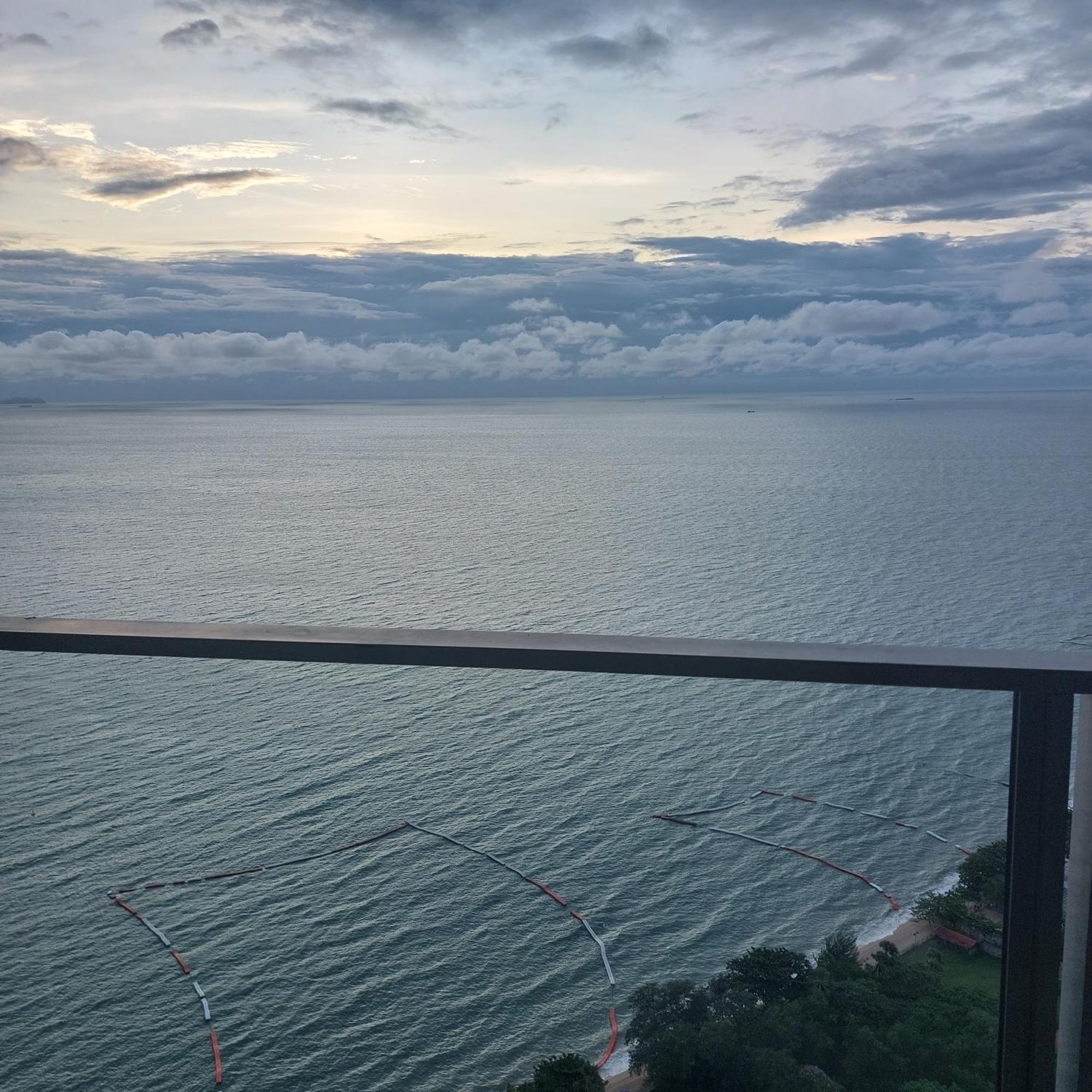 Sea View Apartment In Pattaya Eksteriør billede